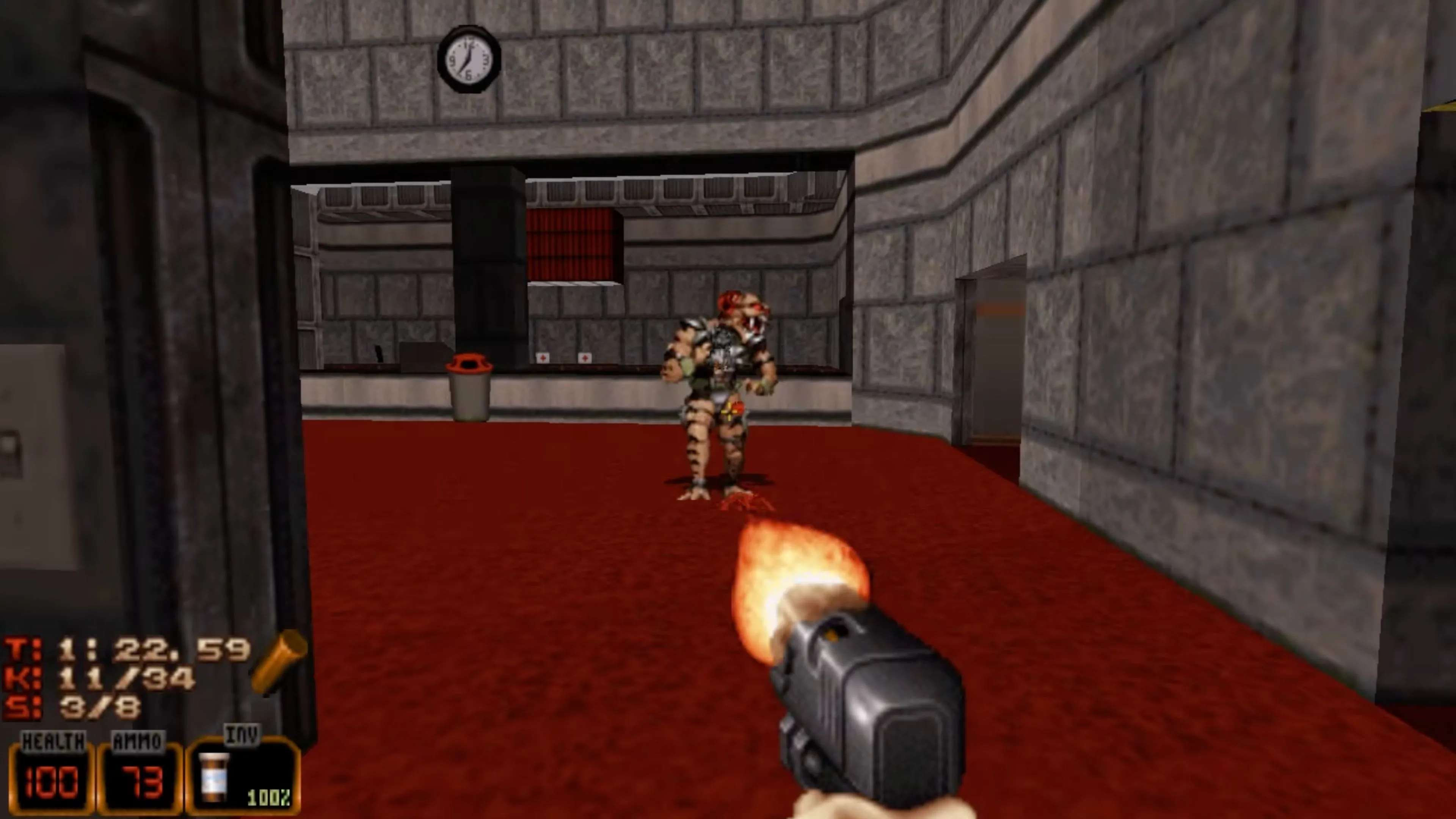 Ảnh chụp màn hình gameplay từ Duke Nukem 3D thể hiện môi trường đô thị và nhân vật chính