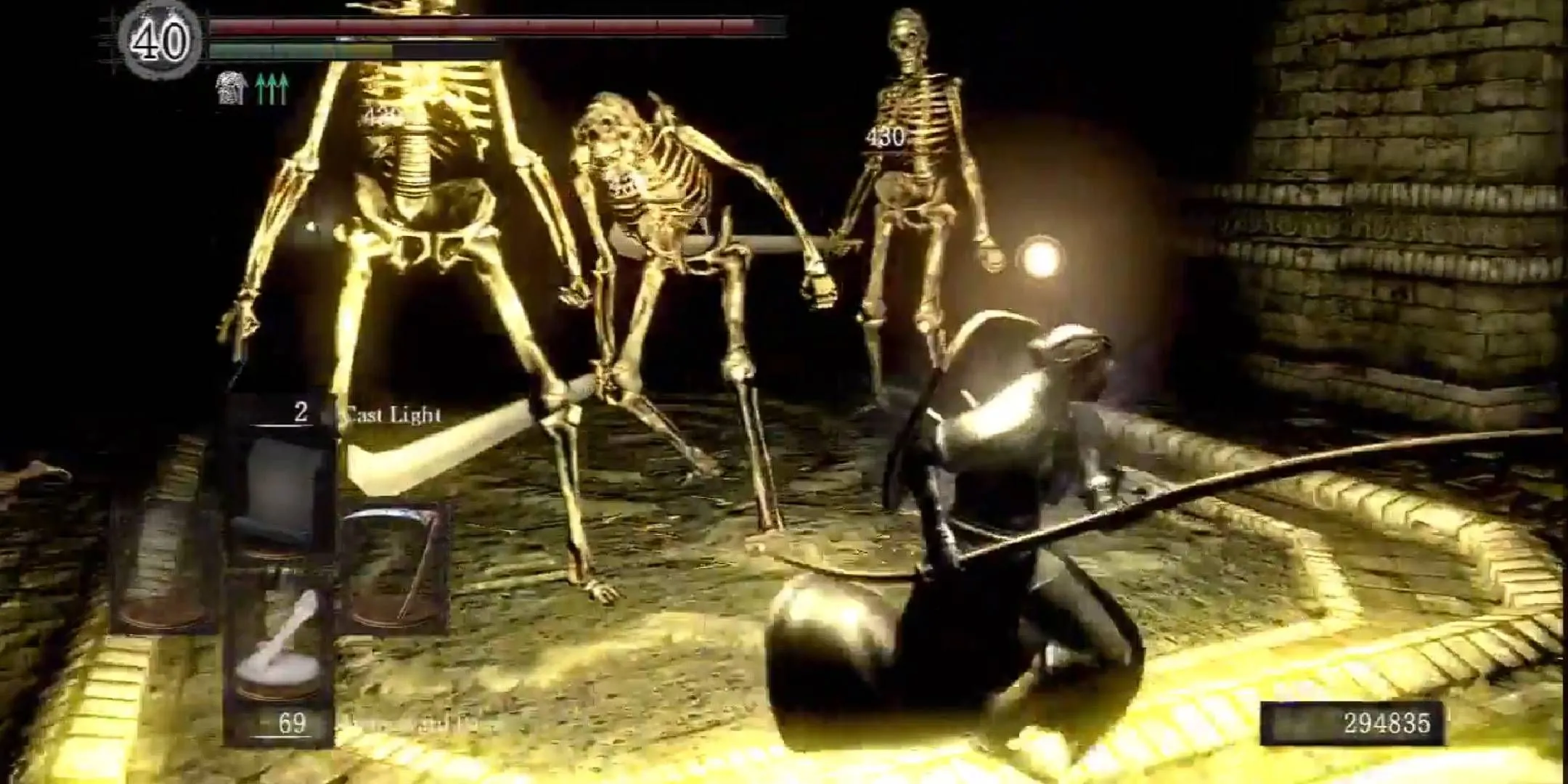 Chiến đấu với những bộ xương khổng lồ trên đường đến Large Divine Ember trong Dark Souls Remastered.