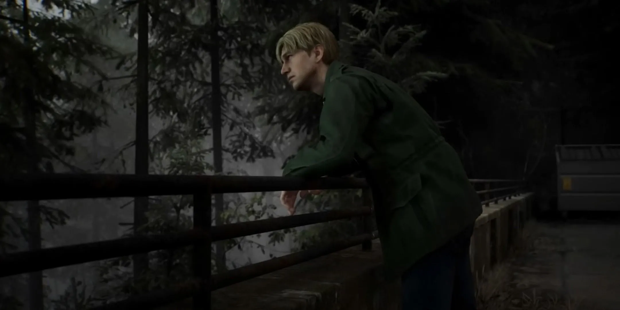 James Sunderland nhìn về phía khu rừng u ám trong game Silent Hill 2
