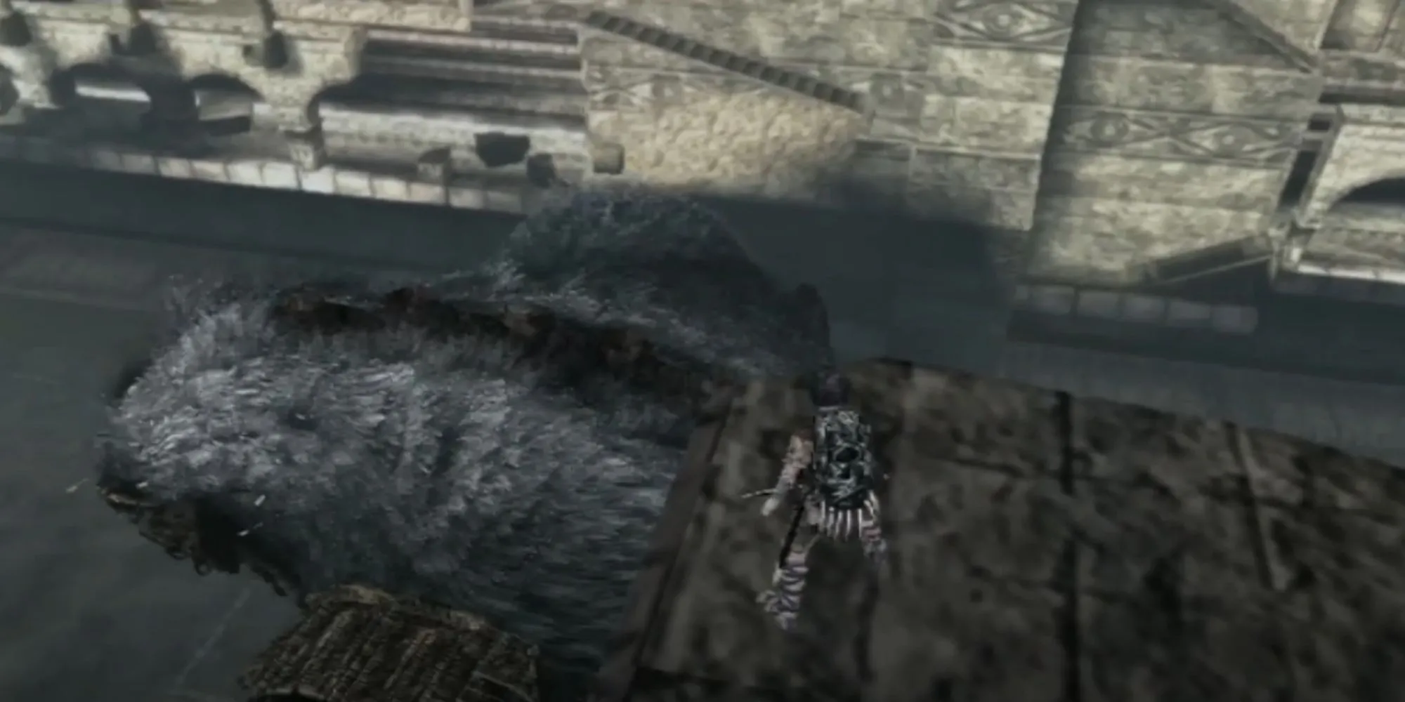 Kích thước khổng lồ của Colossus so với nhân vật Wander trong Shadow of the Colossus