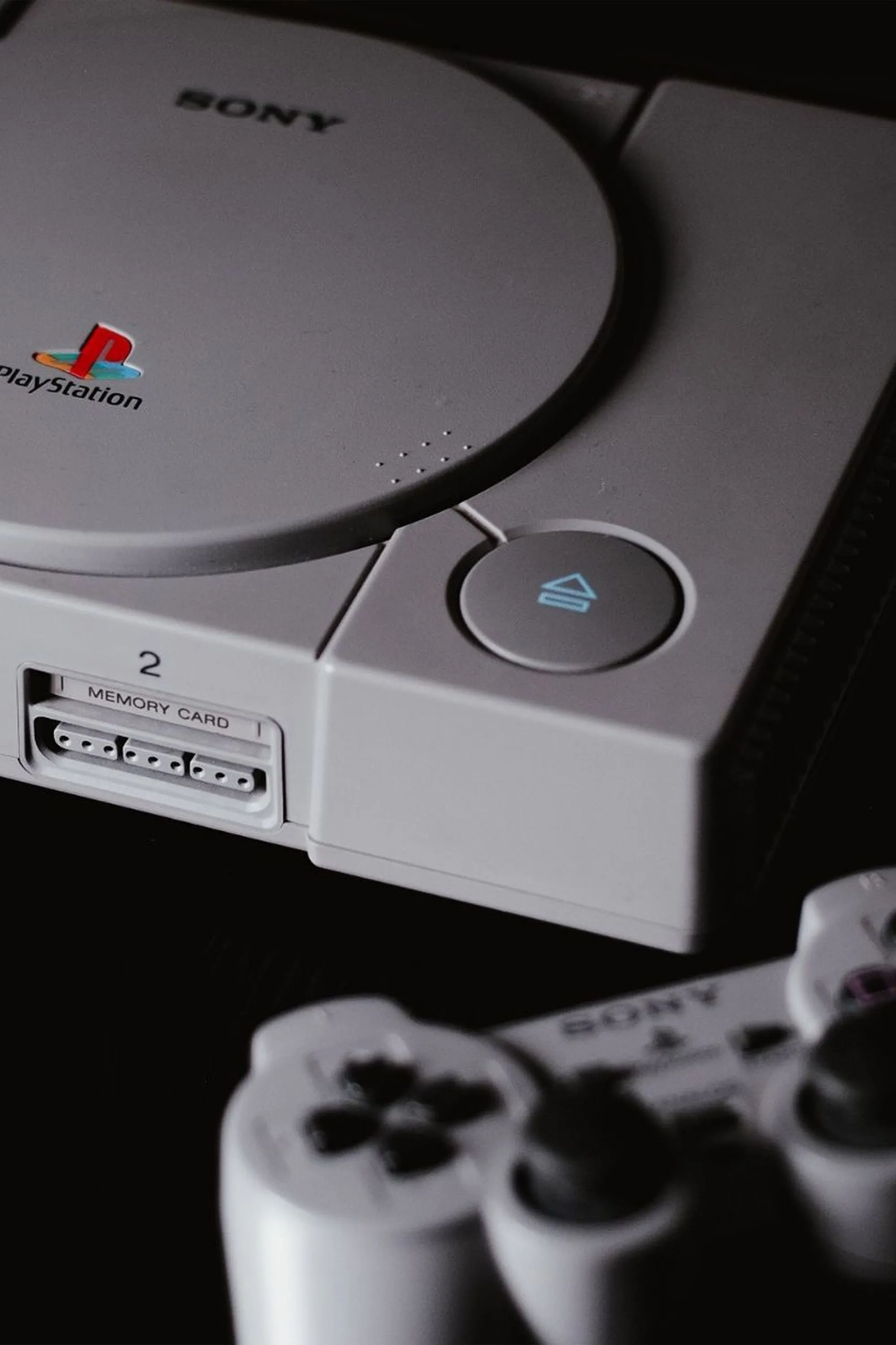 Máy chơi game console PlayStation 1 (PS1) nguyên bản của Sony với thiết kế đặc trưng và tay cầm.