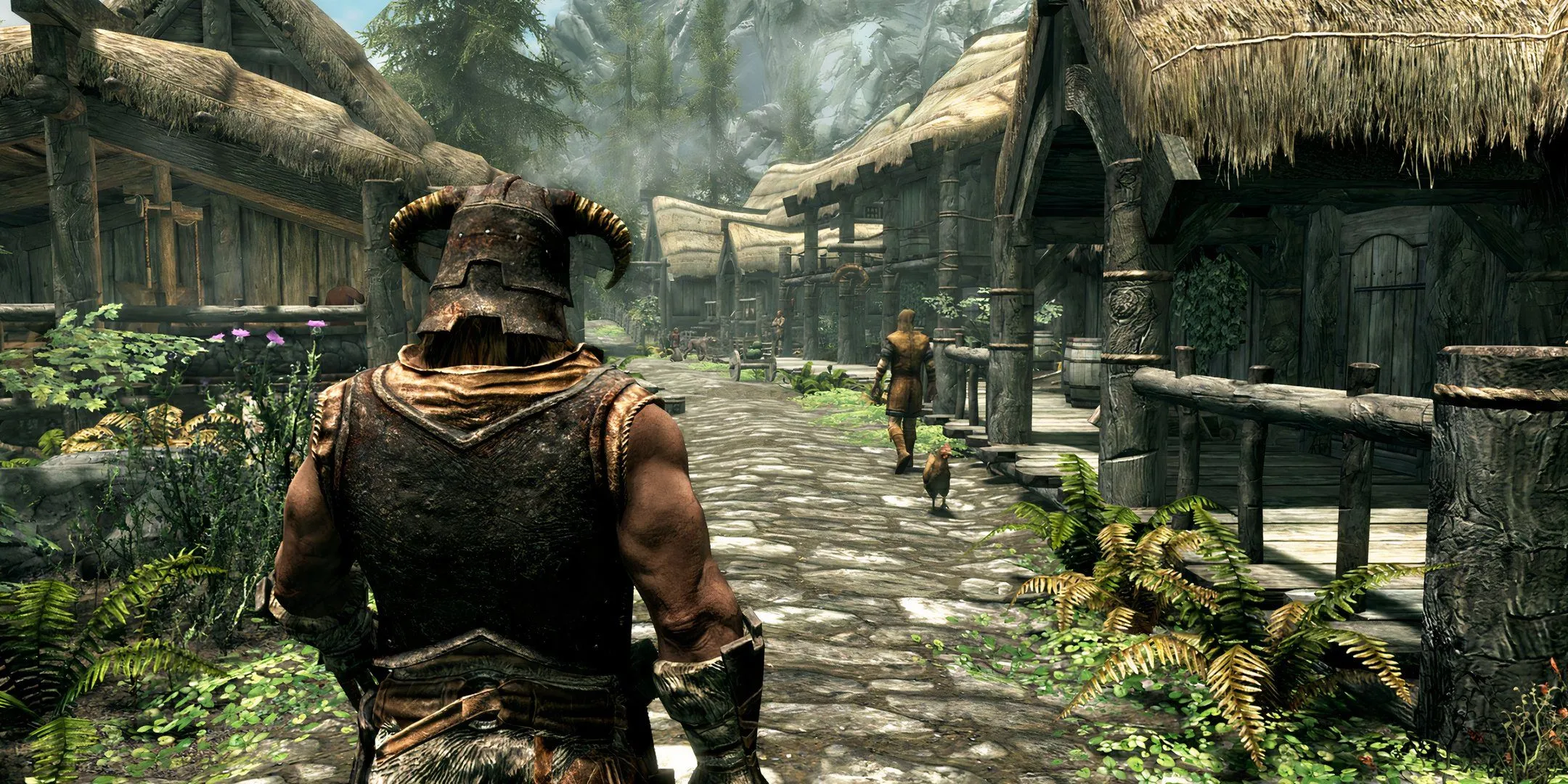 Nhân vật người chơi đang đi bộ qua một thị trấn trong Skyrim.