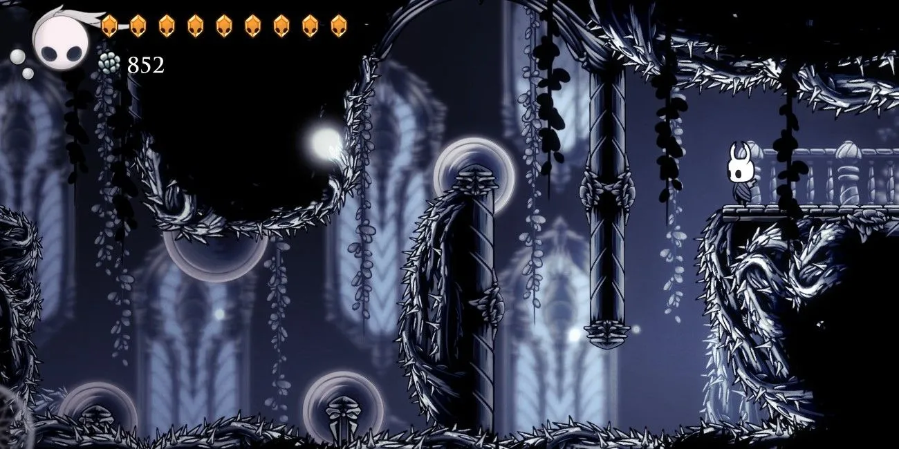 Nhìn vào một căn phòng đầy cưa trong Path of Pain của Hollow Knight