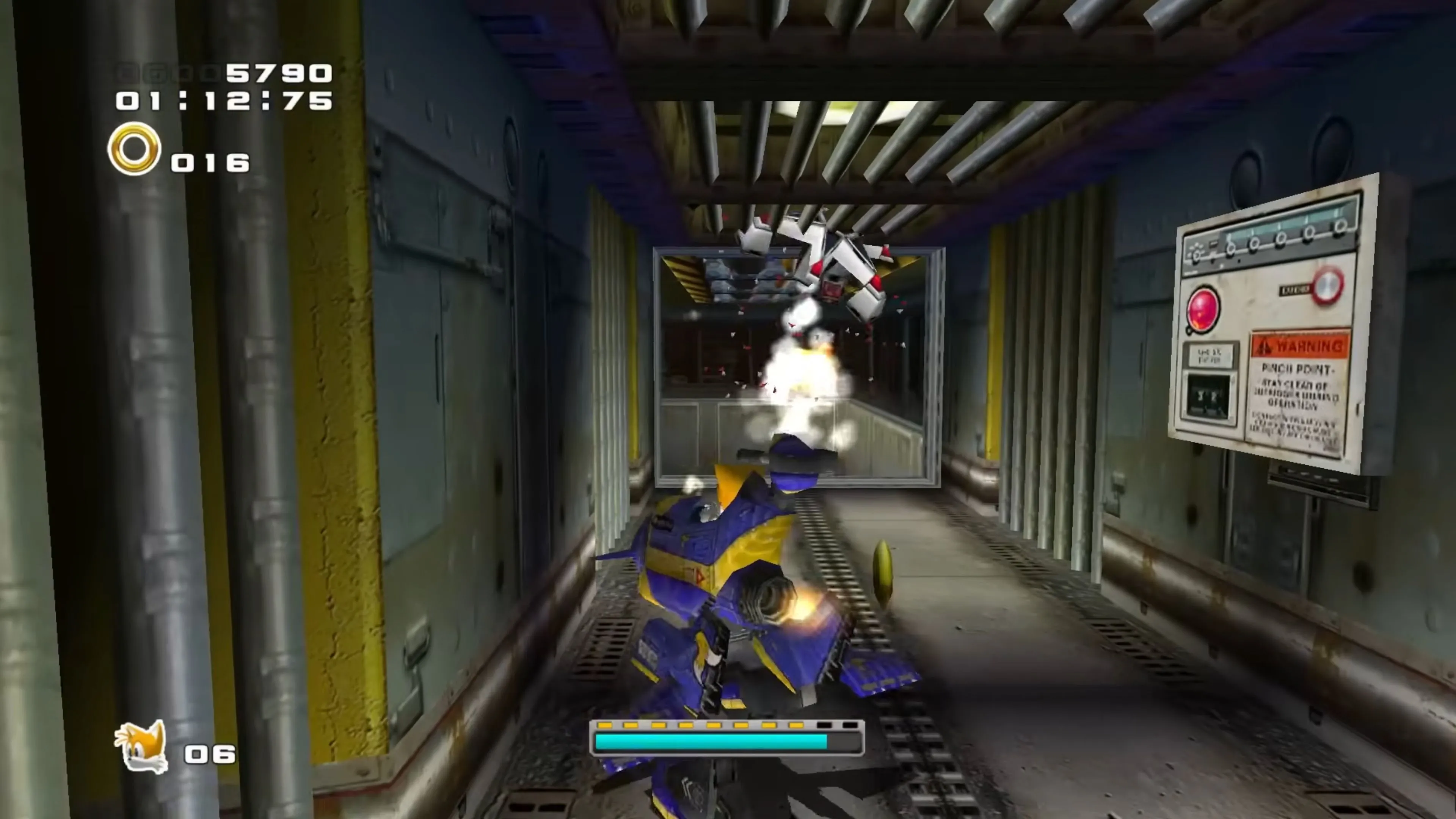 Sonic đang lướt đi trên đường ray trong một màn chơi tốc độ cao của Sonic Adventure 2.
