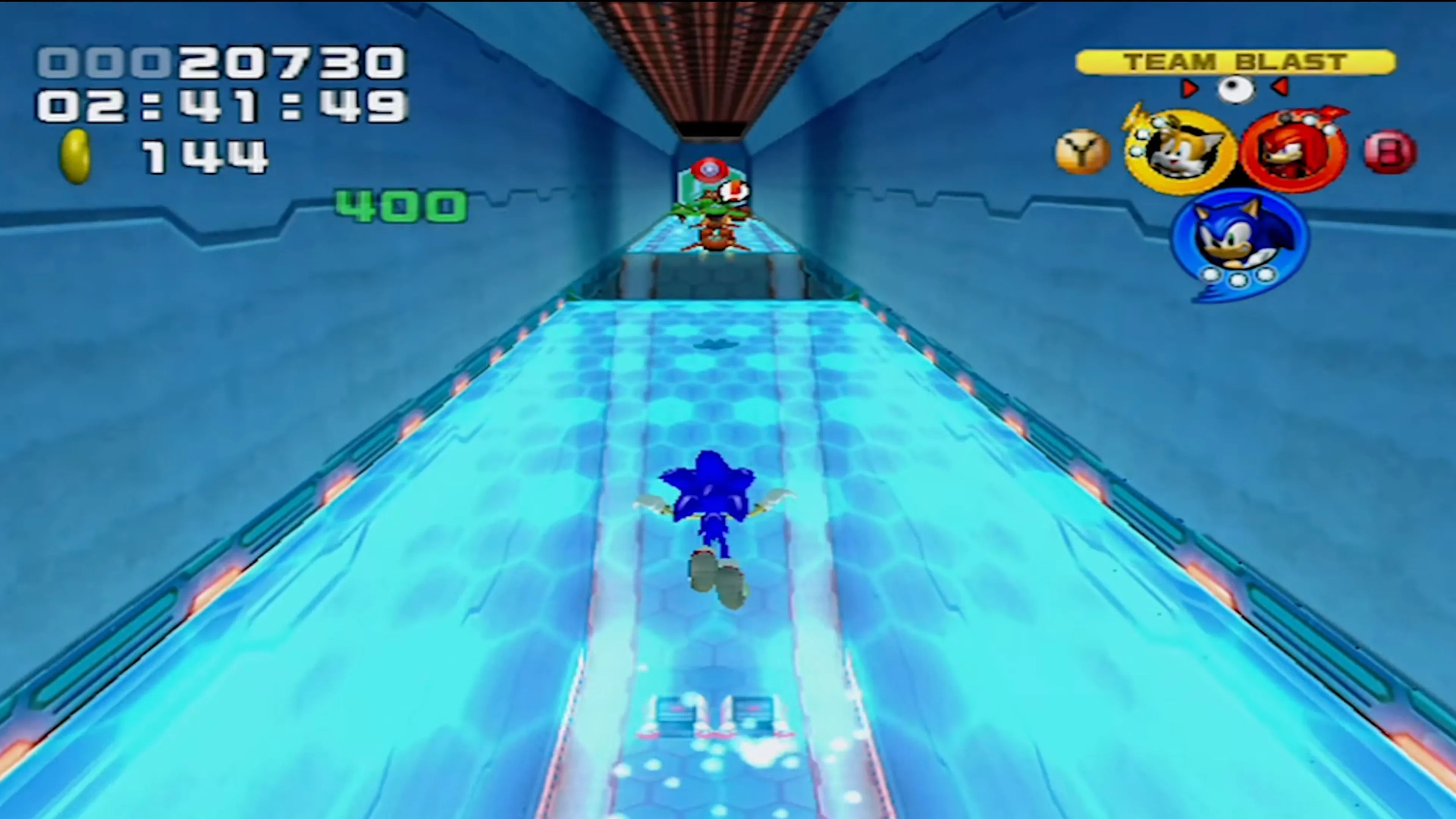 Team Sonic (Sonic, Tails, Knuckles) trong một màn chơi của Sonic Heroes.